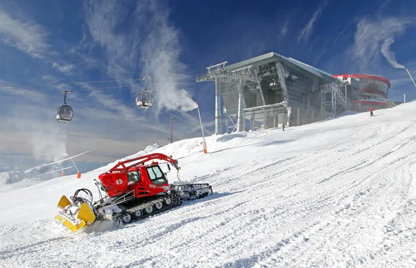 Moderno teleférico e groomer em estância de esqui Jasna, Eslováquia — Fotografia de Stock