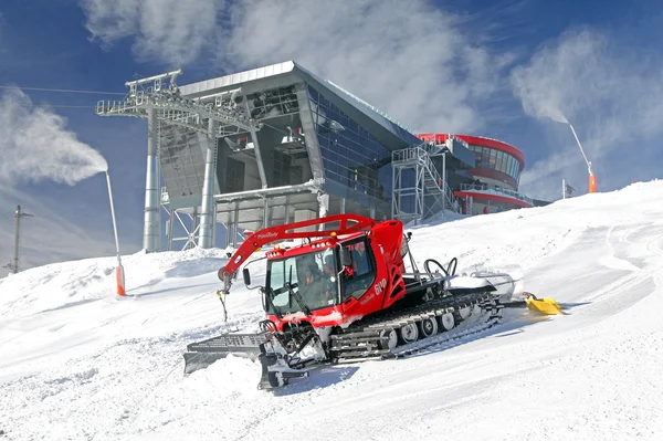 Moderne Seilbahn und Pistenraupe im Skigebiet Jasna, Slowakei — Stockfoto