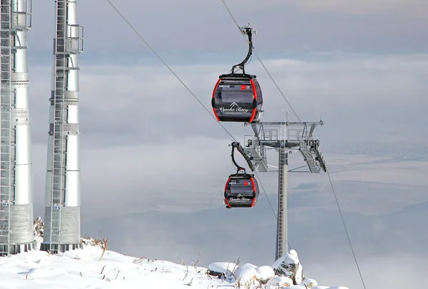 Teleférico moderno na estância de esqui Tatranska Lomnica, Eslováquia — Fotografia de Stock