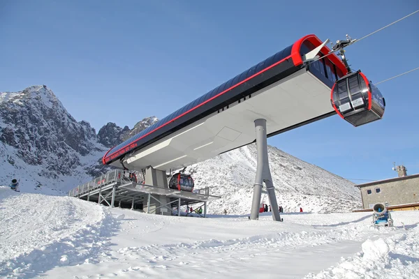 Ski resort tatranska lomnica, Slovakya, modern teleferik — Stok fotoğraf