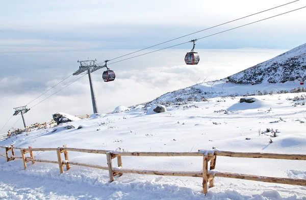 Téléphérique moderne dans la station de ski Tatranska Lomnica, Slovaquie — Photo