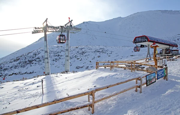 Téléphérique moderne dans la station de ski Tatranska Lomnica, Slovaquie — Photo