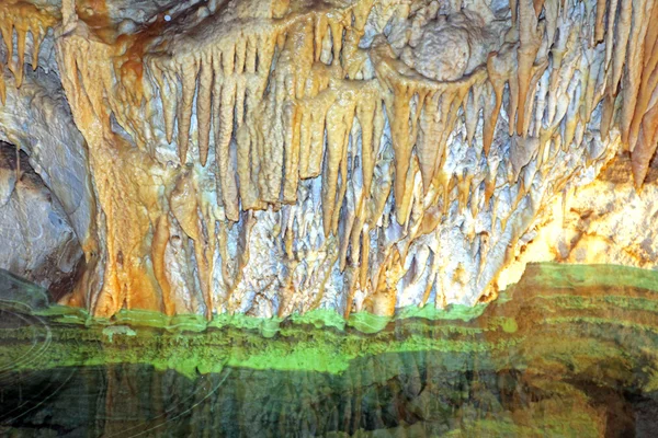 Interior de la hermosa cueva de la libertad Demanovska, Eslovaquia — Foto de Stock