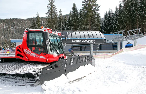 Cableway moderno em estância de esqui Jasna - Baixo Tatras montanhas — Fotografia de Stock
