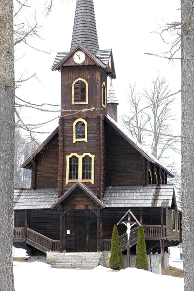 Iglesia de madera en Tatranska Javorina, Eslovaquia — Foto de Stock