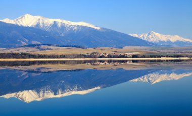 su yansıma su Havzası liptovska mara, Slovakya 