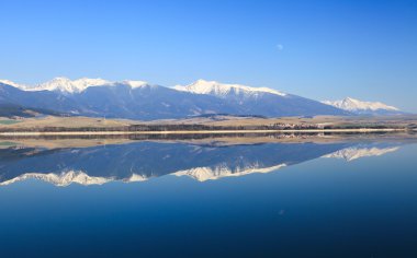 su yansıma su Havzası liptovska mara, Slovakya 