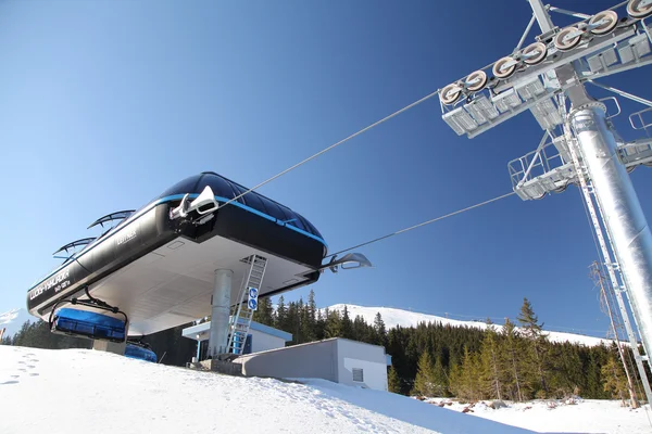 Blaue Seilbahn im Skigebiet Jasna - niedrige Tatra, Slowakei — Stockfoto