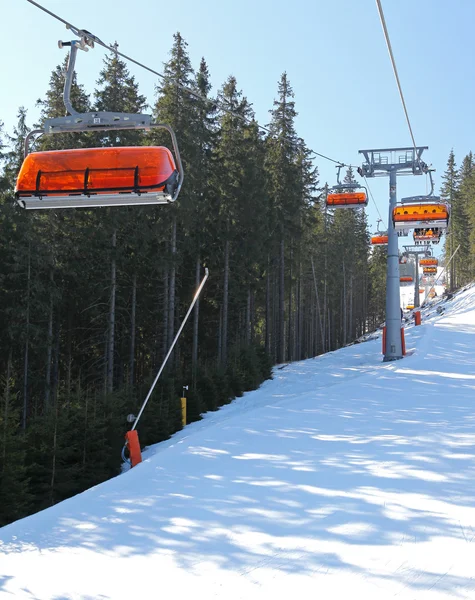 Téléphérique moderne dans la station de ski Jasna, Slovaquie — Photo