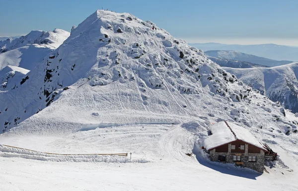 Chata na kopci chopok - Nízké Tatry, Slovensko — Stock fotografie