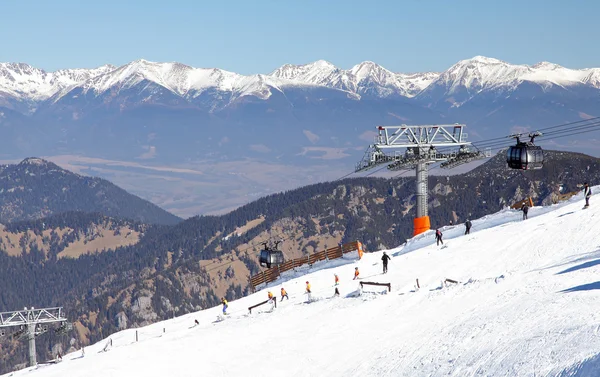 Moderna linbanan funitel i ski resort jasna - låga Tatrabergen oc — Stockfoto