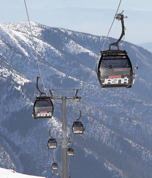 Moderne kabelbaan in ski resort jasna - lage Tatra bergen, slov — Stockfoto