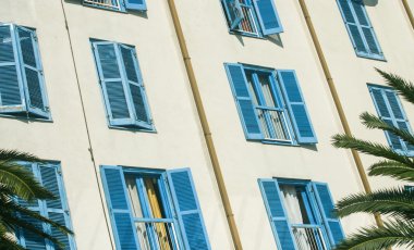 Mavi panjurlar bir bina, tivat - Karadağ