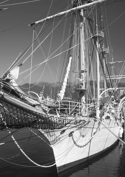 Schip in de haven van de stad tivat, montenegro — Stockfoto