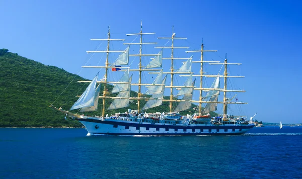 Zeilboot op de baai van kotor - boka Herceg, montenegro — Stockfoto