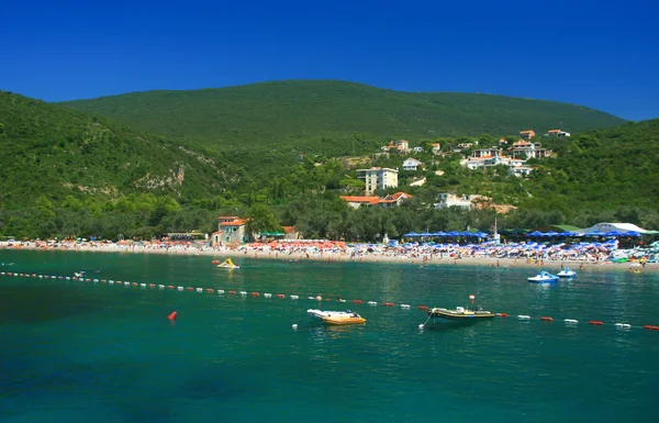 Plaży blue flag w zatoce Kotor, Czarnogóra — Zdjęcie stockowe