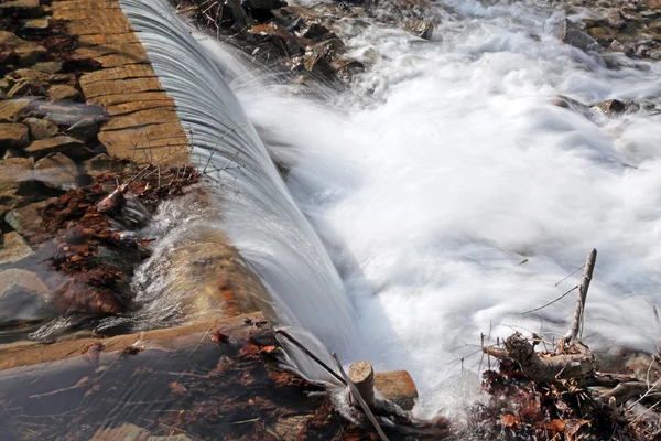 Agua que fluye en el arroyo — Foto de Stock