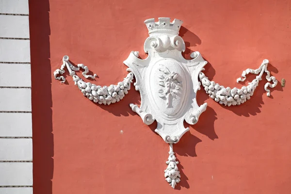 Relief an der Fassade des Rathauses - ruzomberok, Slowakei — Stockfoto