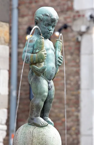 Estátua de um menino em Aachen, Alemanha — Fotografia de Stock