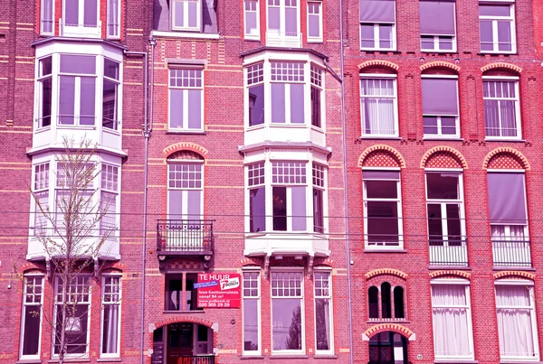 Typická architektura v Amsterdamu, Nizozemsko — Stock fotografie