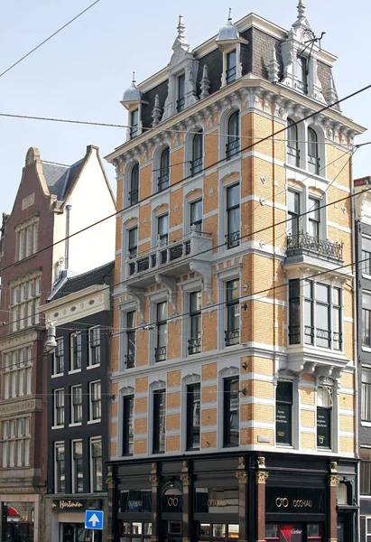 Arquitetura típica em Amsterdam, Países Baixos — Fotografia de Stock