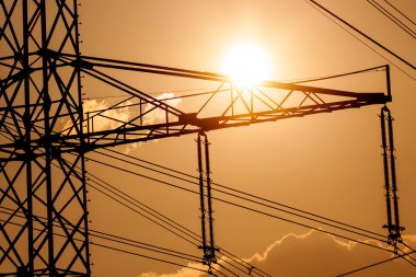 güç hattı pilon ve güneş