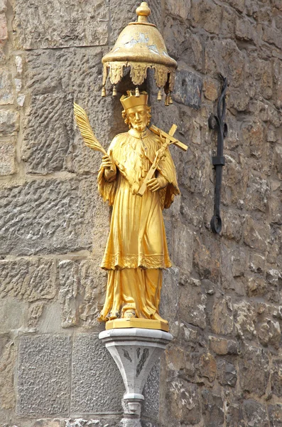 Alte Statue am Gebäude - aachen, deutschland — Stockfoto