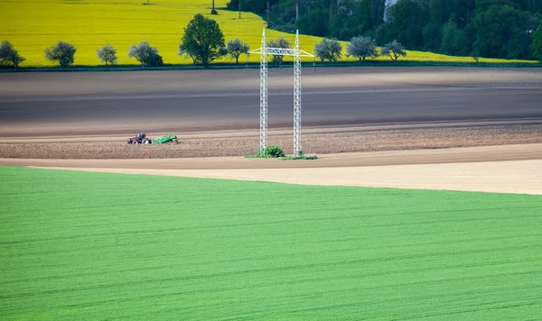 Traktor auf Feld — Stockfoto