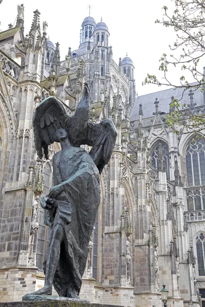 Estatua frente a la Catedral de San Juan en 's-Hertogenbosch, Net —  Fotos de Stock