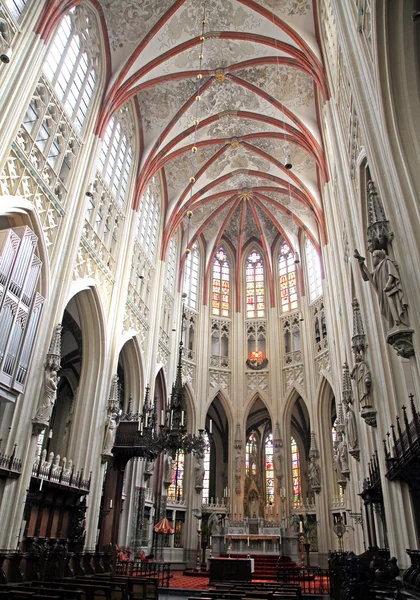 Interiören i st. john's cathedral i 's-hertogenbosch, Holland — Stockfoto