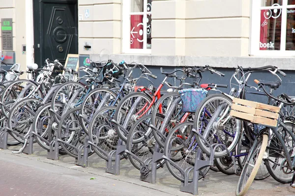 Bicycles in front of house at 's-Hertogenbosch, Netherlands — Stock Photo, Image