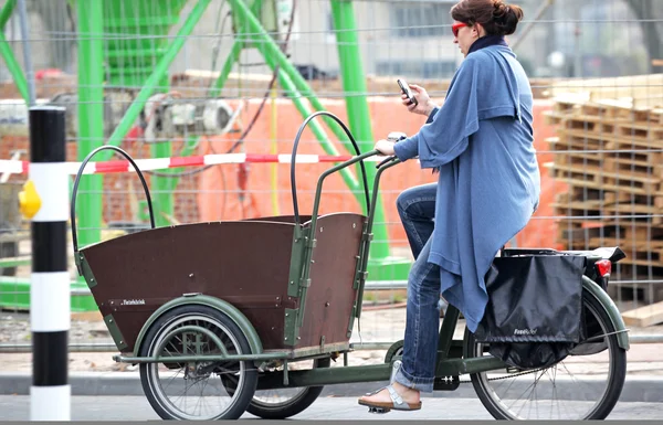 Mujer en bicicleta en City 's-Hertogenbosch, Países Bajos — Foto de Stock