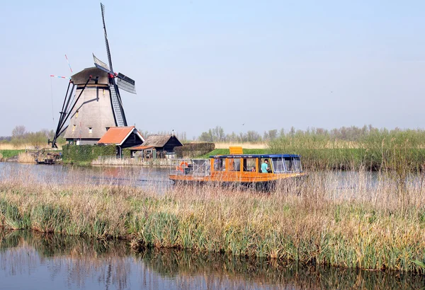 Větrné mlýny v kinderdijk, Nizozemsko — Stock fotografie