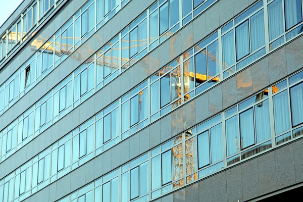 Reflektion av kranen på byggnaden, rotterdam - Nederländerna — Stockfoto