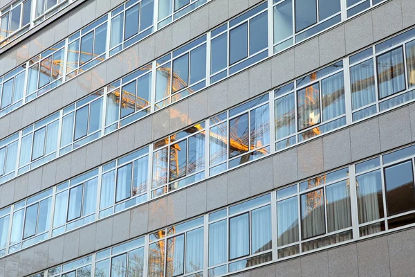 Reflektion av kranen på byggnaden, rotterdam - Nederländerna — Stockfoto