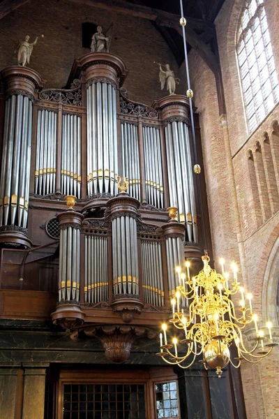 Kirkon sisätilat Nieuwe Kerk kaupungissa Delft, Alankomaat — kuvapankkivalokuva