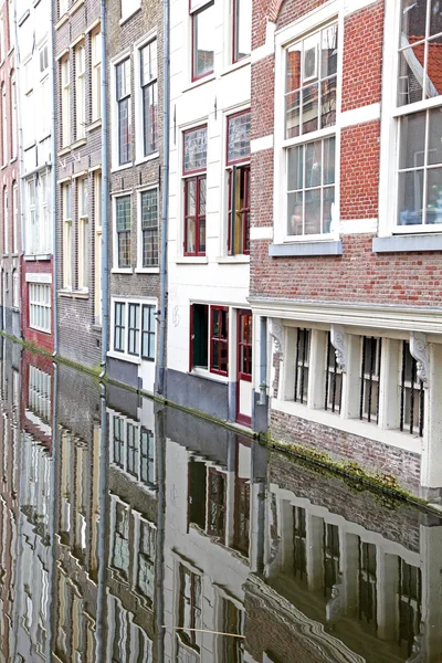 Canal d'eau dans la ville Delft, Pays-Bas — Photo