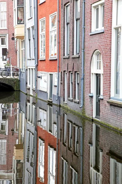 Canal de agua en la ciudad Delft, Holanda —  Fotos de Stock