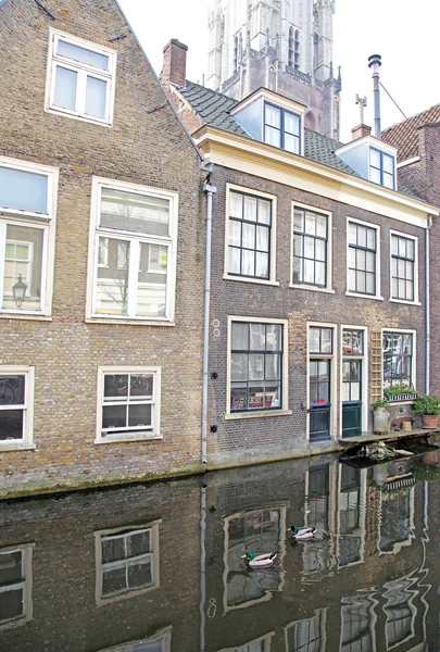 Canale dell'acqua in città Delft, Paesi Bassi — Foto Stock