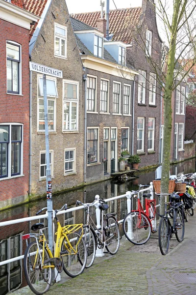 Wasserkanal in der Stadt Delft, Niederlande — Stockfoto