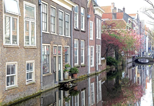Водный канал в городе Делфт, Нидерланды — стоковое фото