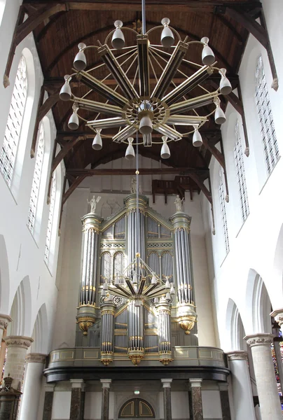 개신교 교회-네덜란드 델 프 트 도시에서에서 oude kerk — 스톡 사진
