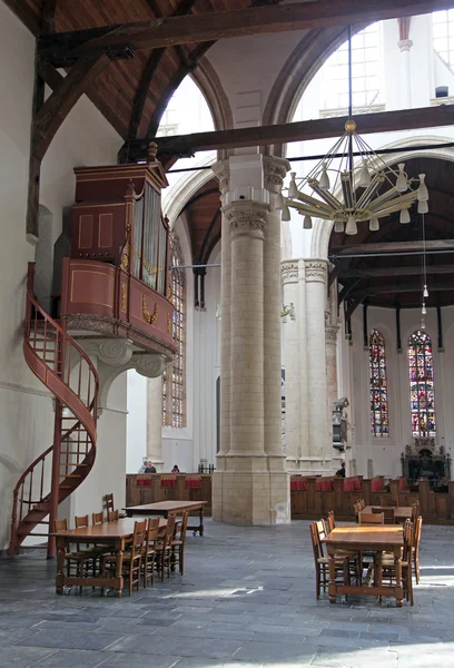 Protestantiska kyrkan - oude kerk i staden delft, Nederländerna — Stockfoto