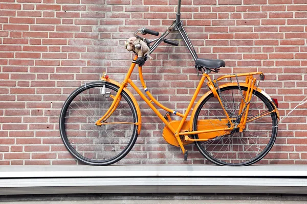 家、デルフト - オランダのバイク — ストック写真