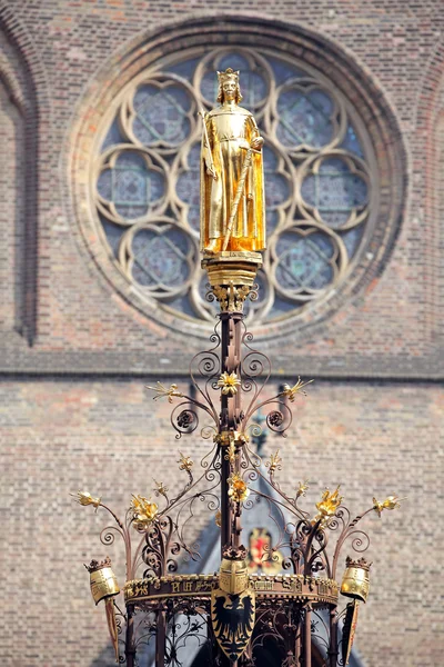 Zlatá socha před nizozemský parlament - Haag, neherla — Stock fotografie