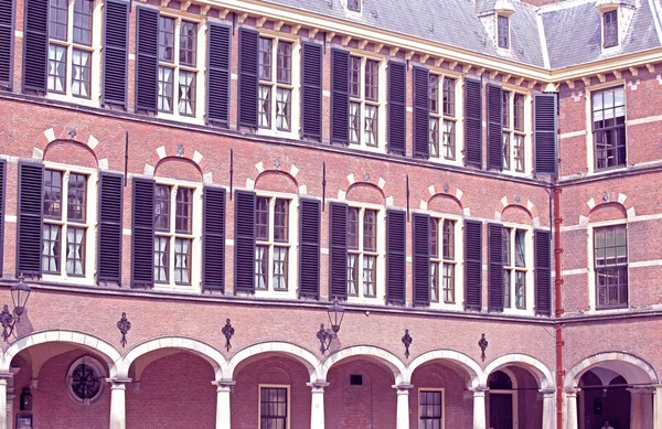 Gebouw van het Nederlandse Parlement aan de stad Den Haag, neherlands — Stockfoto