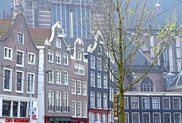 Χαρακτηριστική αρχιτεκτονική στο Άμστερνταμ, κάτω χώρες — Φωτογραφία Αρχείου