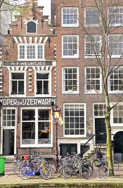 Χαρακτηριστική αρχιτεκτονική στο Άμστερνταμ, κάτω χώρες — Φωτογραφία Αρχείου