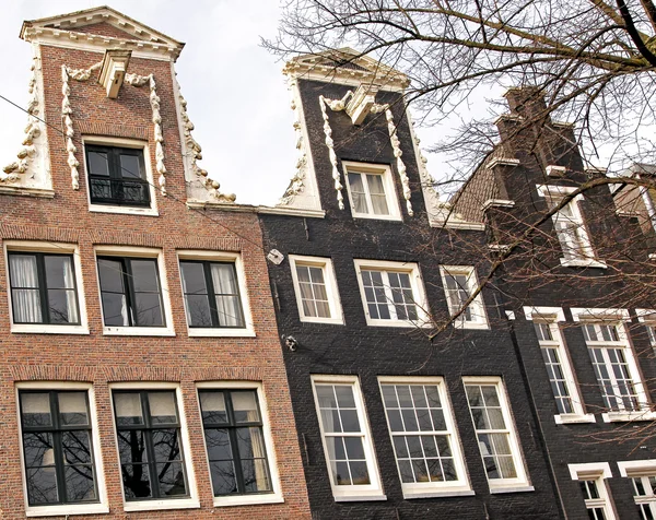 Arquitectura típica en Amsterdam, Países Bajos — Foto de Stock