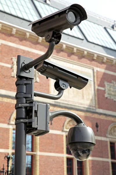 Kameror framför byggnaden, amsterdam - Nederländerna — Stockfoto